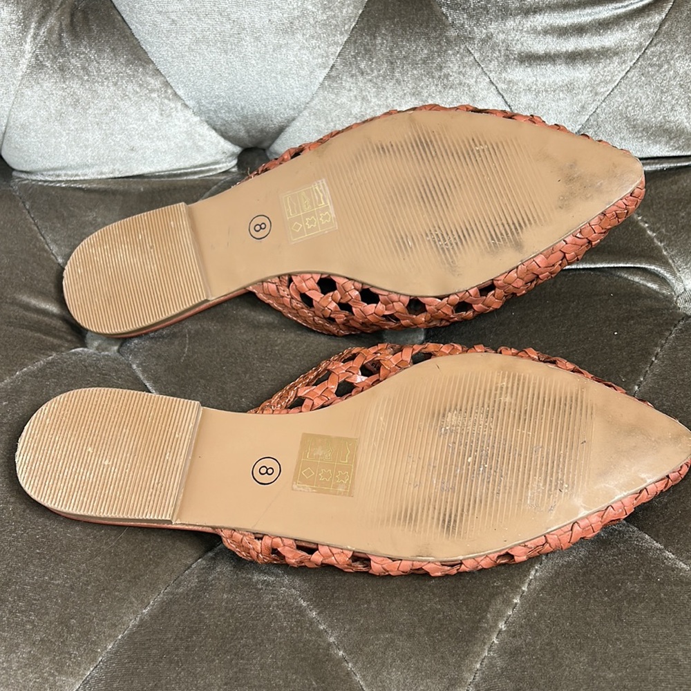 42 Gold Charmed basket weave woven leather mules - Picture 7 of 7